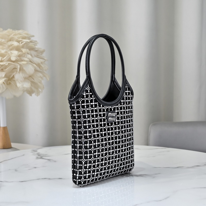 5BA281鑽石包 這款手袋通體覆蓋由人造仿水晶組成的幾何圖案，細節精緻考究，經