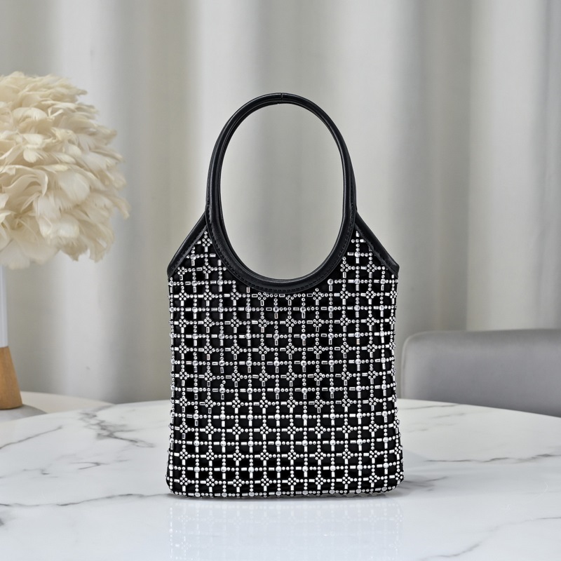 5BA281鑽石包 這款手袋通體覆蓋由人造仿水晶組成的幾何圖案，細節精緻考究，經