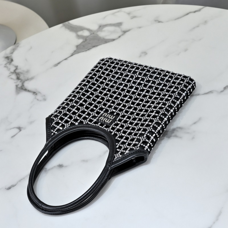 5BA281鑽石包 這款手袋通體覆蓋由人造仿水晶組成的幾何圖案，細節精緻考究，經