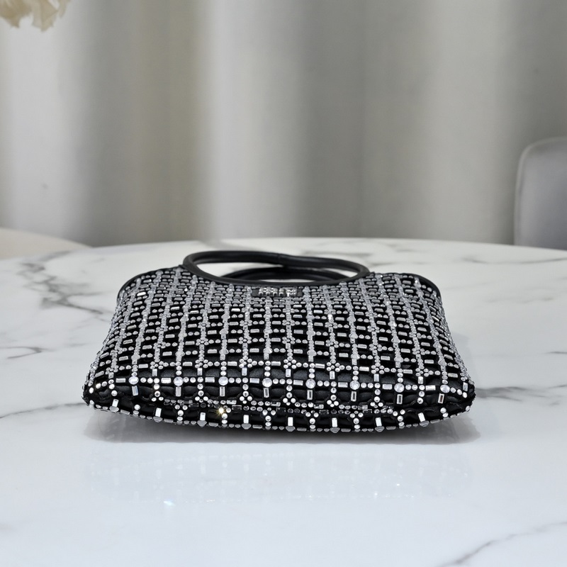 5BA281鑽石包 這款手袋通體覆蓋由人造仿水晶組成的幾何圖案，細節精緻考究，經