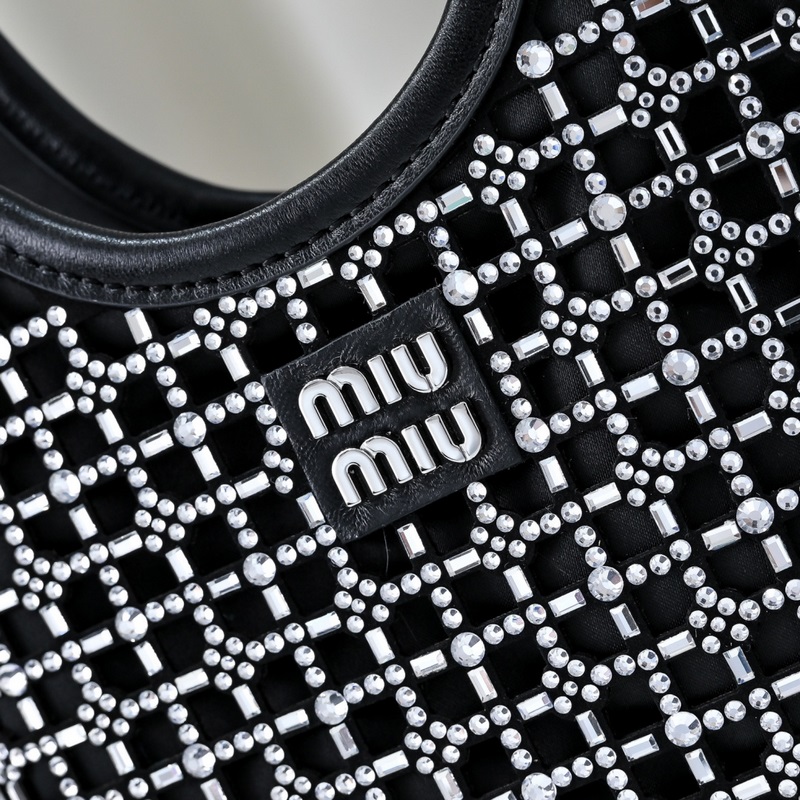 5BA281鑽石包 這款手袋通體覆蓋由人造仿水晶組成的幾何圖案，細節精緻考究，經