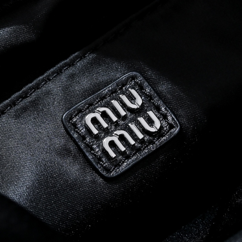 5BA281鑽石包 這款手袋通體覆蓋由人造仿水晶組成的幾何圖案，細節精緻考究，經