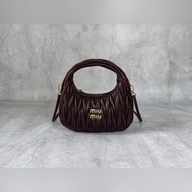 5BC125(酒紅色) M家 手袋，采用進(jìn)口小羊皮經(jīng)典品牌標(biāo)志性Matelass