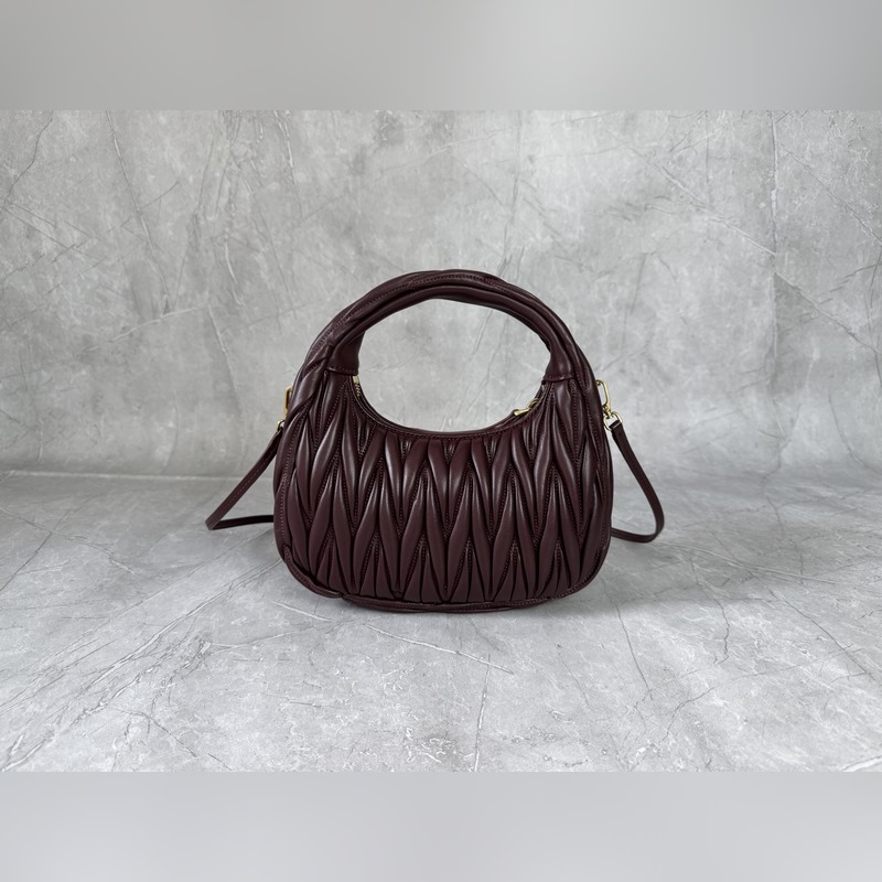 5BC125(酒紅色) M家 手袋，采用進(jìn)口小羊皮經(jīng)典品牌標(biāo)志性Matelass