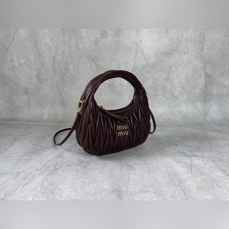 5BC125(酒紅色) M家 手袋，采用進(jìn)口小羊皮經(jīng)典品牌標(biāo)志性Matelass