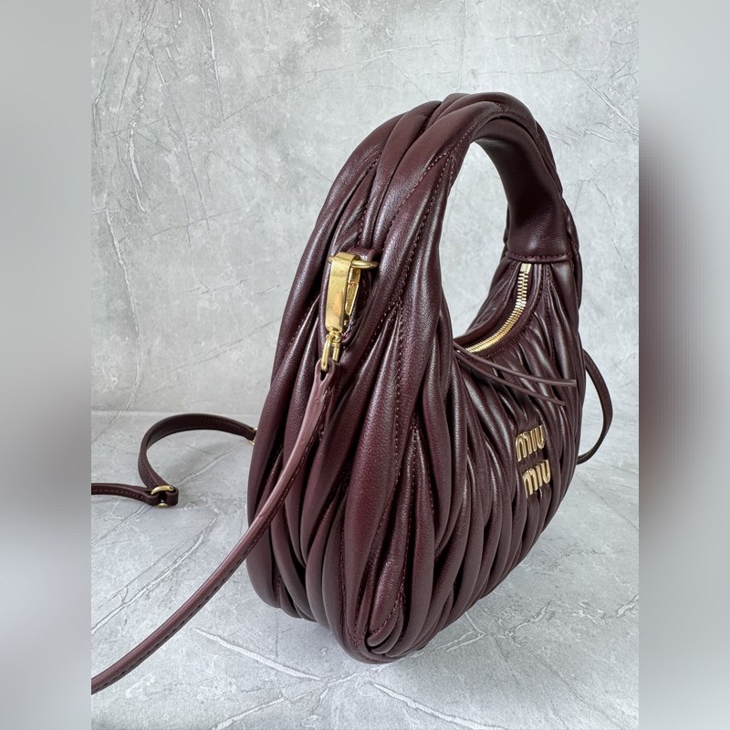 5BC125(酒紅色) M家 手袋，采用進(jìn)口小羊皮經(jīng)典品牌標(biāo)志性Matelass