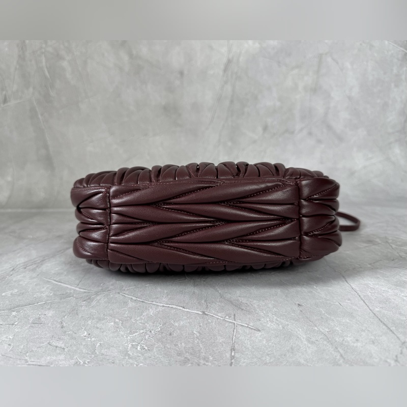 5BC125(酒紅色) M家 手袋，采用進(jìn)口小羊皮經(jīng)典品牌標(biāo)志性Matelass