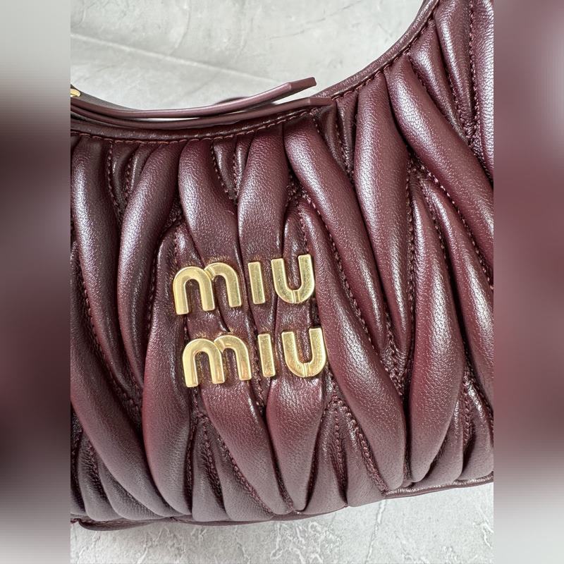 5BC125(酒紅色) M家 手袋，采用進(jìn)口小羊皮經(jīng)典品牌標(biāo)志性Matelass