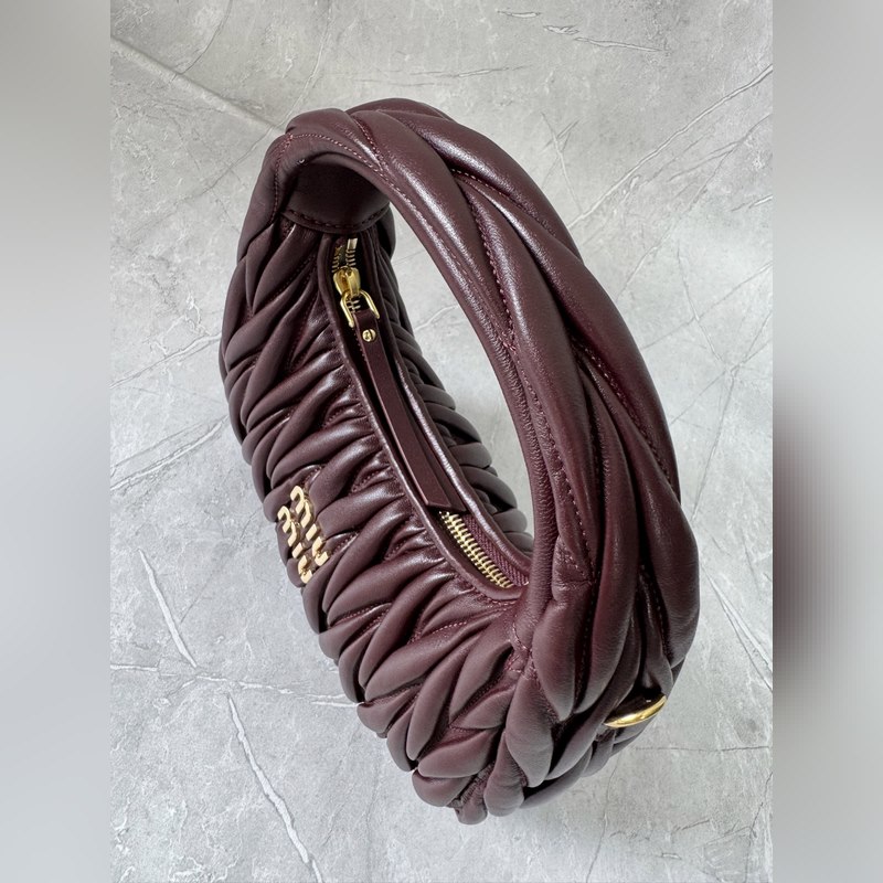 5BC125(酒紅色) M家 手袋，采用進(jìn)口小羊皮經(jīng)典品牌標(biāo)志性Matelass