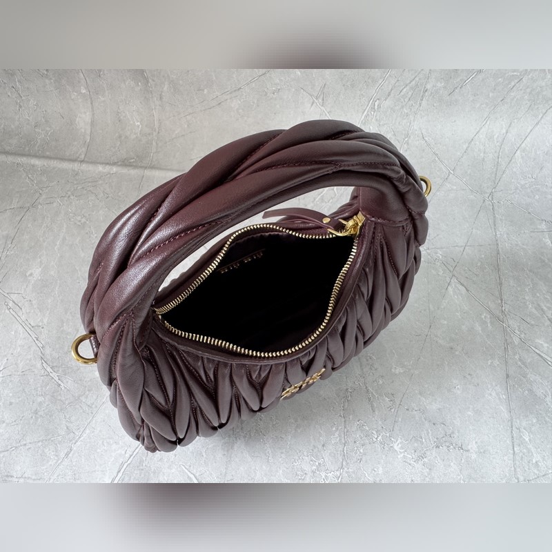 5BC125(酒紅色) M家 手袋，采用進(jìn)口小羊皮經(jīng)典品牌標(biāo)志性Matelass