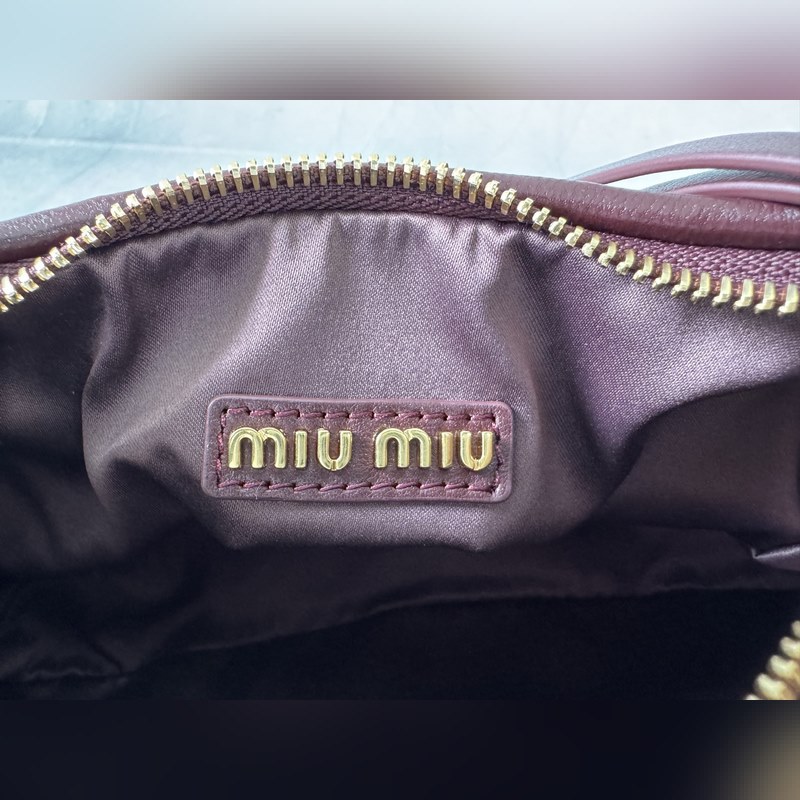 5BC125(酒紅色) M家 手袋，采用進(jìn)口小羊皮經(jīng)典品牌標(biāo)志性Matelass