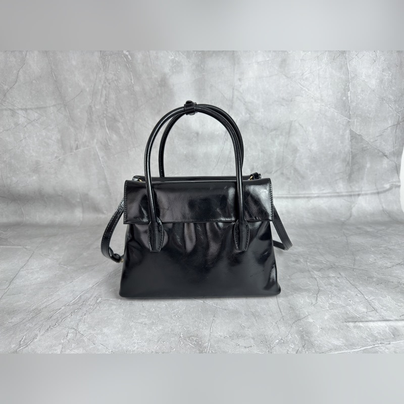 5BA303 亮面原廠牛皮革 Miu 張元英同款秀款 中古手提包 探索女性多元風