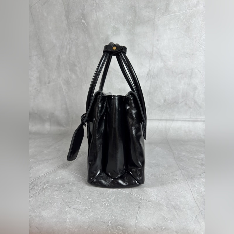 5BA303 亮面原廠牛皮革 Miu 張元英同款秀款 中古手提包 探索女性多元風