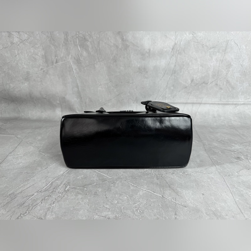 5BA303 亮面原廠牛皮革 Miu 張元英同款秀款 中古手提包 探索女性多元風