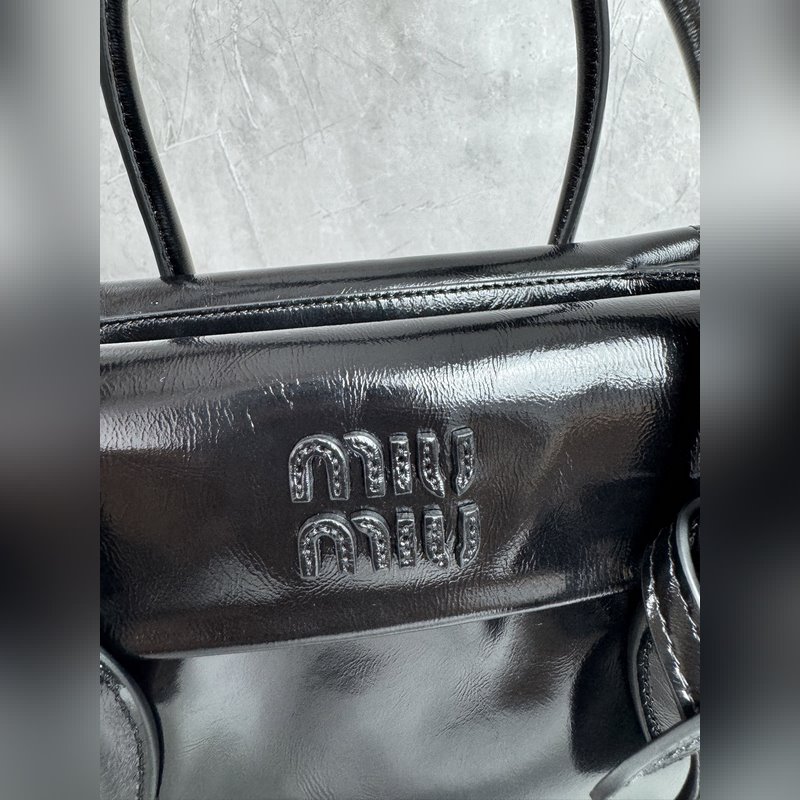 5BA303 亮面原廠牛皮革 Miu 張元英同款秀款 中古手提包 探索女性多元風