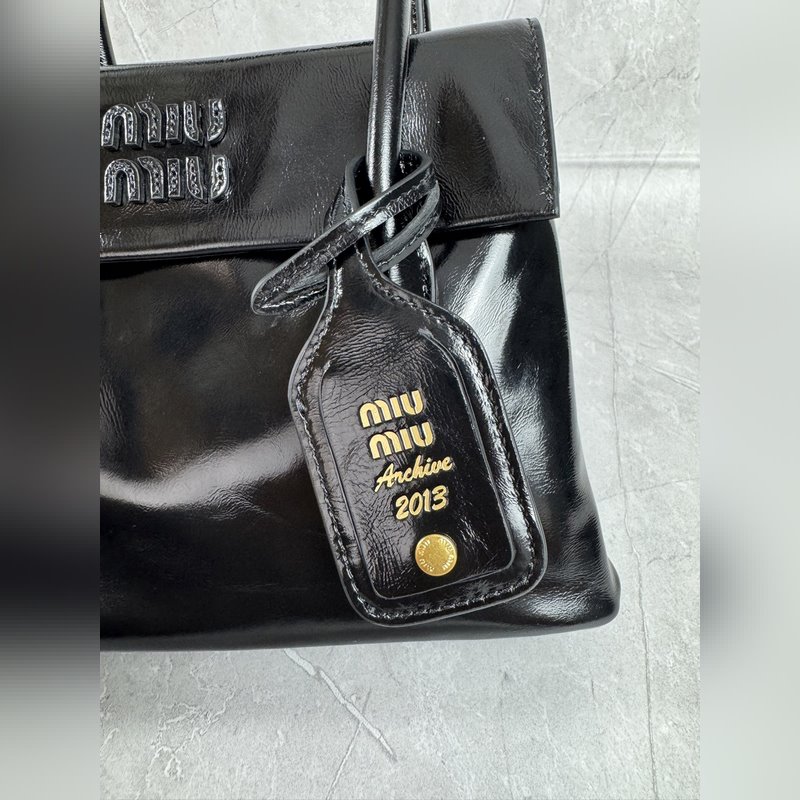 5BA303 亮面原廠牛皮革 Miu 張元英同款秀款 中古手提包 探索女性多元風