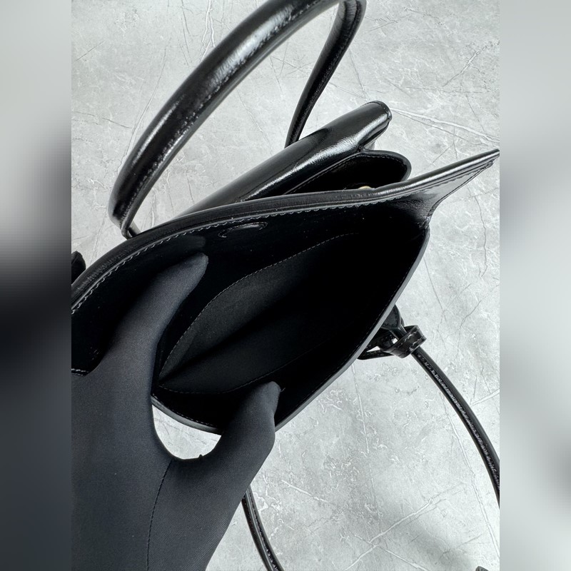 5BA303 亮面原廠牛皮革 Miu 張元英同款秀款 中古手提包 探索女性多元風