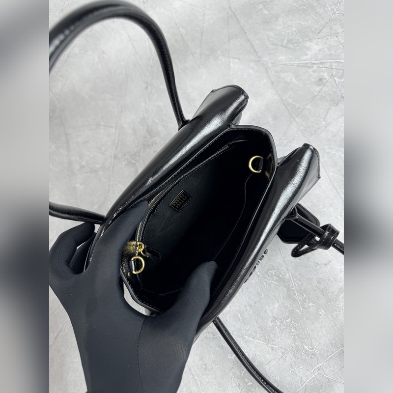 5BA303 亮面原廠牛皮革 Miu 張元英同款秀款 中古手提包 探索女性多元風