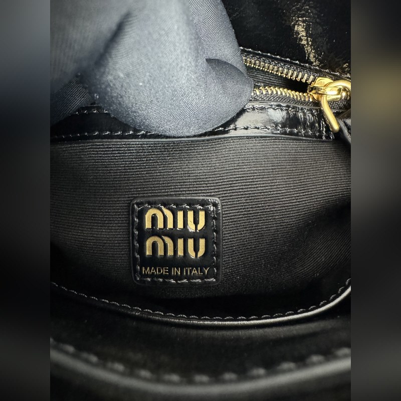 5BA303 亮面原廠牛皮革 Miu 張元英同款秀款 中古手提包 探索女性多元風