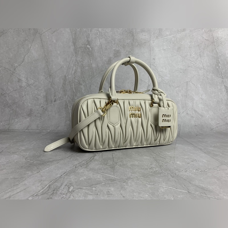 5BB148繡線(白色) Miu家新款保齡球包包，官網主推，今年絕對爆 款式，頂