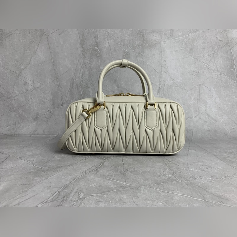 5BB148繡線(白色) Miu家新款保齡球包包，官網主推，今年絕對爆 款式，頂