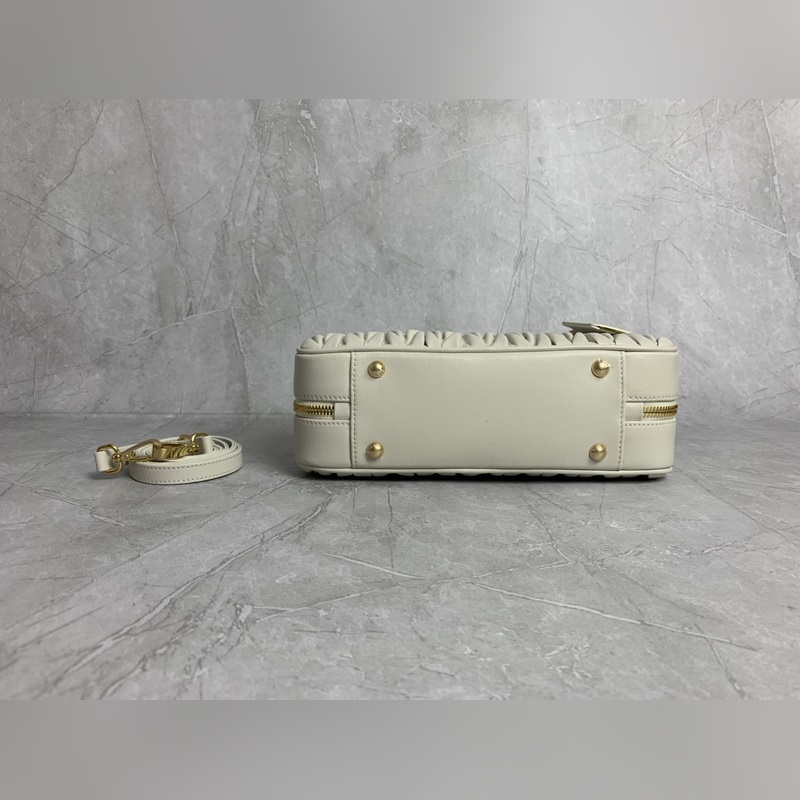 5BB148繡線(白色) Miu家新款保齡球包包，官網主推，今年絕對爆 款式，頂