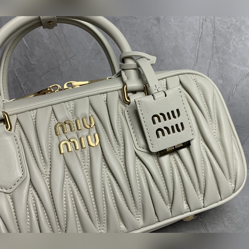 5BB148繡線(白色) Miu家新款保齡球包包，官網主推，今年絕對爆 款式，頂