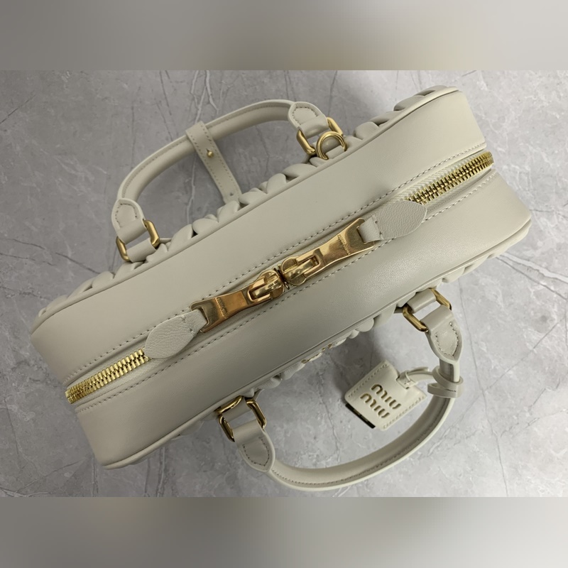 5BB148繡線(白色) Miu家新款保齡球包包，官網主推，今年絕對爆 款式，頂