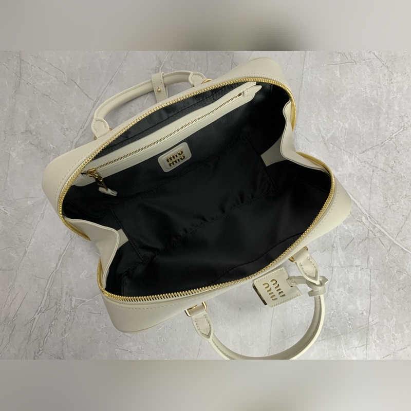 5BB148繡線(白色) Miu家新款保齡球包包，官網主推，今年絕對爆 款式，頂