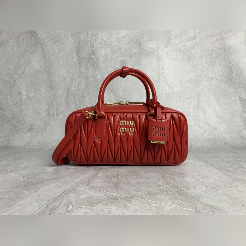 5BB148繡線(大紅) Miu家新款保齡球包包，官網(wǎng)主推，今年絕對爆 款式，頂