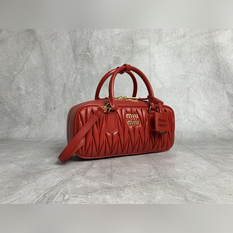 5BB148繡線(大紅) Miu家新款保齡球包包，官網(wǎng)主推，今年絕對爆 款式，頂