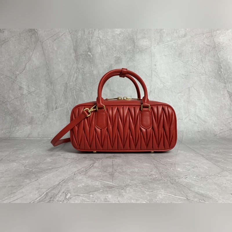 5BB148繡線(大紅) Miu家新款保齡球包包，官網(wǎng)主推，今年絕對爆 款式，頂