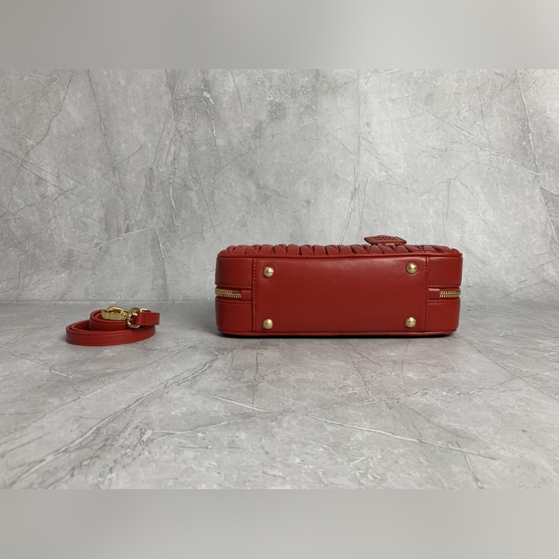 5BB148繡線(大紅) Miu家新款保齡球包包，官網(wǎng)主推，今年絕對爆 款式，頂