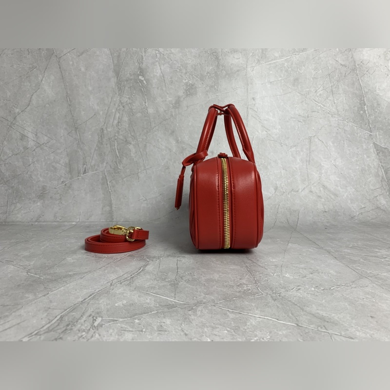 5BB148繡線(大紅) Miu家新款保齡球包包，官網(wǎng)主推，今年絕對爆 款式，頂
