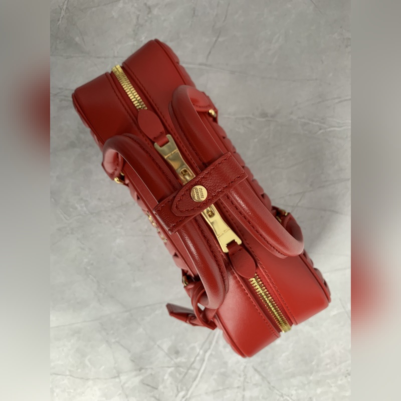 5BB148繡線(大紅) Miu家新款保齡球包包，官網(wǎng)主推，今年絕對爆 款式，頂