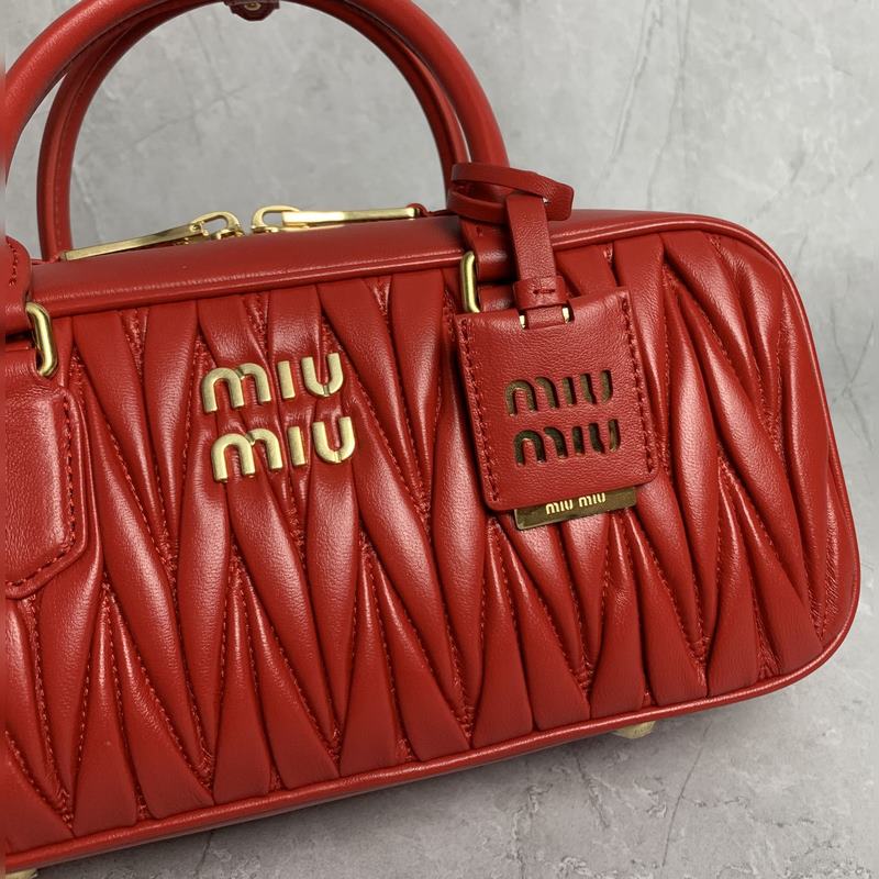 5BB148繡線(大紅) Miu家新款保齡球包包，官網(wǎng)主推，今年絕對爆 款式，頂