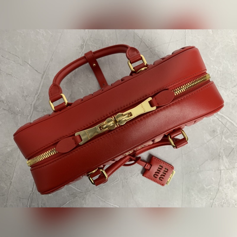 5BB148繡線(大紅) Miu家新款保齡球包包，官網(wǎng)主推，今年絕對爆 款式，頂