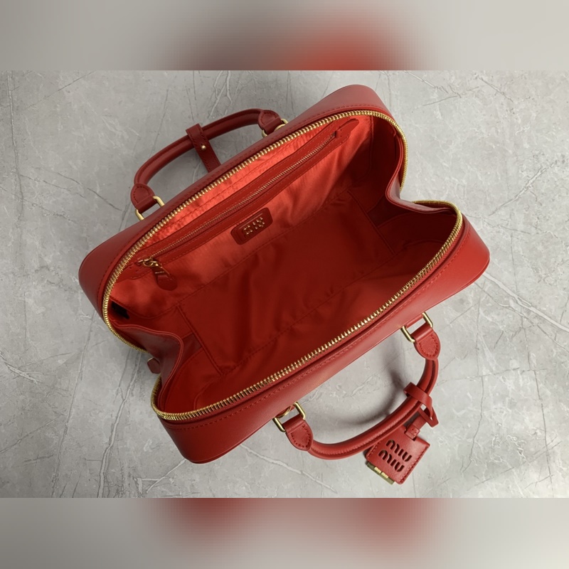 5BB148繡線(大紅) Miu家新款保齡球包包，官網(wǎng)主推，今年絕對爆 款式，頂