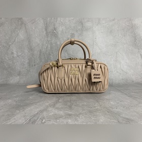 5BB148繡線(裸粉) Miu家新款保齡球包包，官網(wǎng)主推，今年絕對(duì)爆 款式，頂