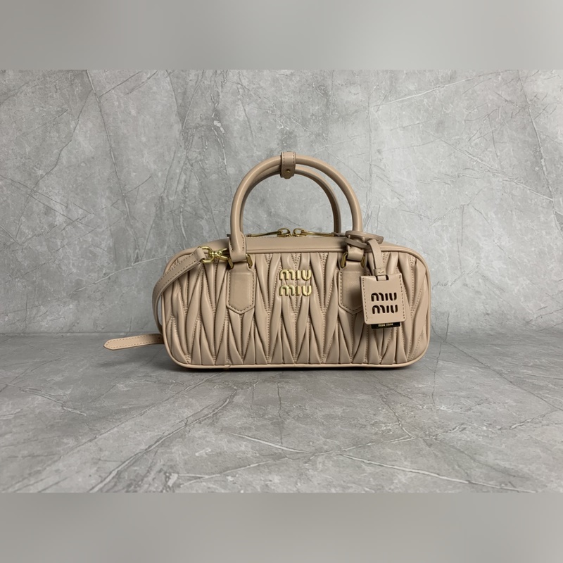 5BB148繡線(裸粉) Miu家新款保齡球包包，官網主推，今年絕對爆 款式，頂