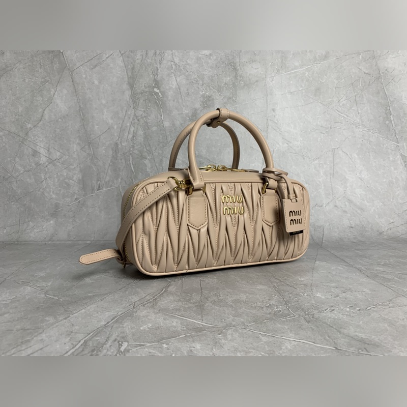 5BB148繡線(裸粉) Miu家新款保齡球包包，官網主推，今年絕對爆 款式，頂