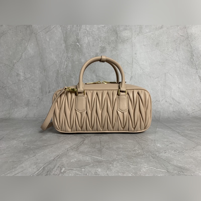 5BB148繡線(裸粉) Miu家新款保齡球包包，官網主推，今年絕對爆 款式，頂