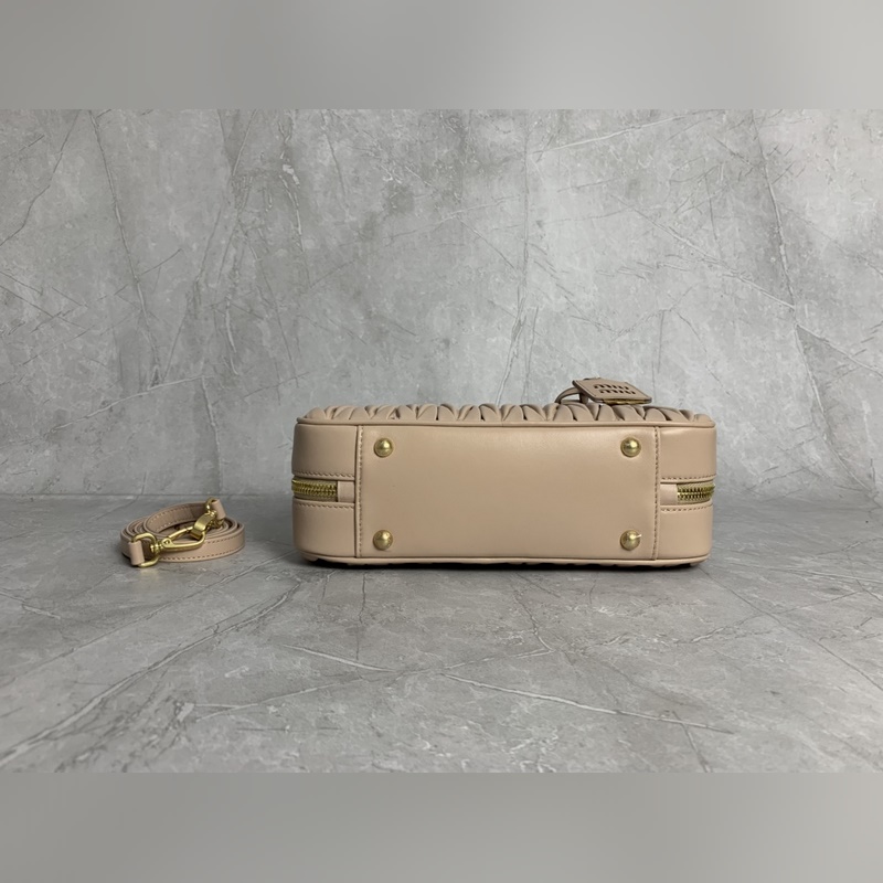 5BB148繡線(裸粉) Miu家新款保齡球包包，官網主推，今年絕對爆 款式，頂