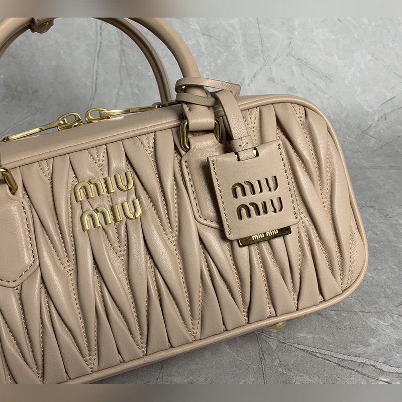 5BB148繡線(裸粉) Miu家新款保齡球包包，官網主推，今年絕對爆 款式，頂