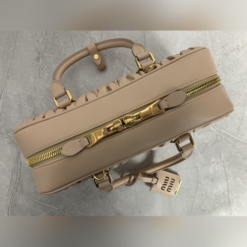 5BB148繡線(裸粉) Miu家新款保齡球包包，官網主推，今年絕對爆 款式，頂