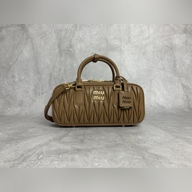 5BB148繡線(焦糖) Miu家新款保齡球包包，官網(wǎng)主推，今年絕對(duì)爆 款式，頂