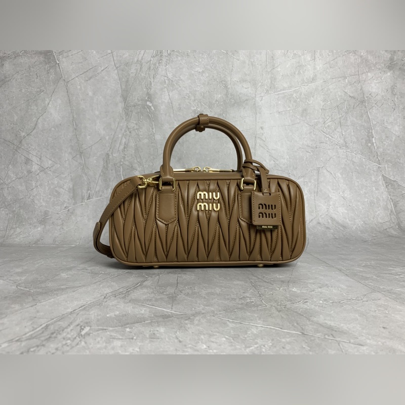 5BB148繡線(焦糖) Miu家新款保齡球包包，官網主推，今年絕對爆 款式，頂
