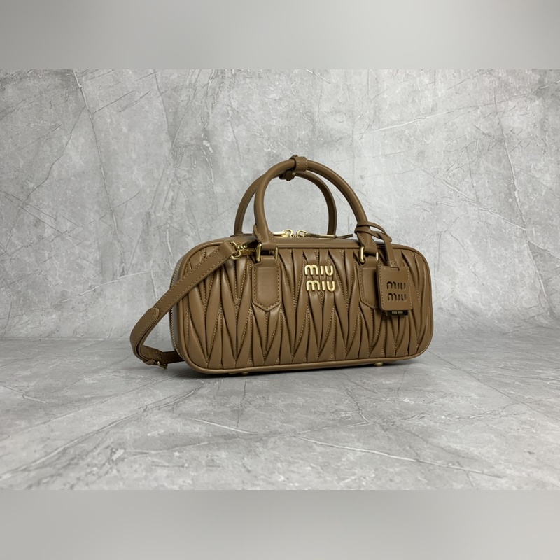 5BB148繡線(焦糖) Miu家新款保齡球包包，官網主推，今年絕對爆 款式，頂