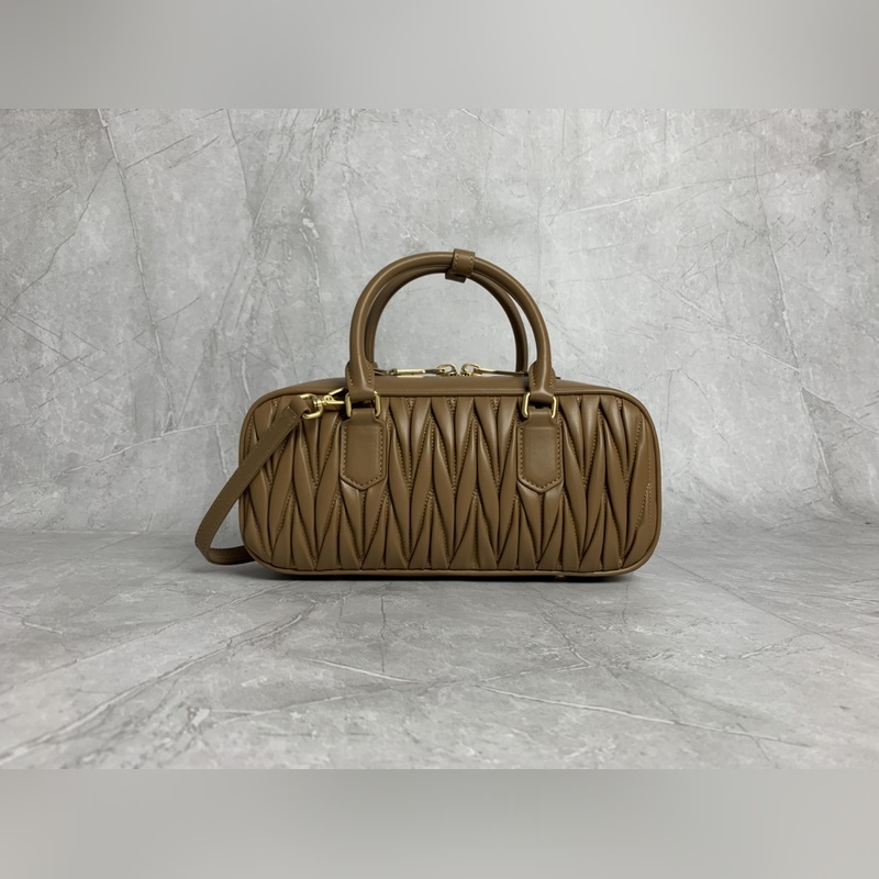 5BB148繡線(焦糖) Miu家新款保齡球包包，官網主推，今年絕對爆 款式，頂