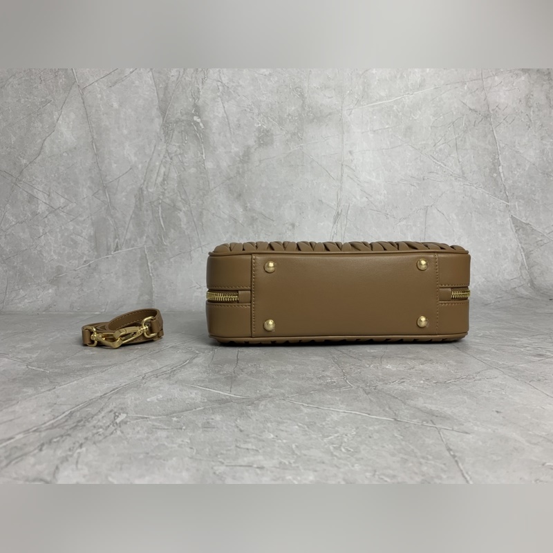 5BB148繡線(焦糖) Miu家新款保齡球包包，官網主推，今年絕對爆 款式，頂